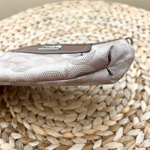 COACH beige canvas monogram signature clutch - Picture 3 of 7